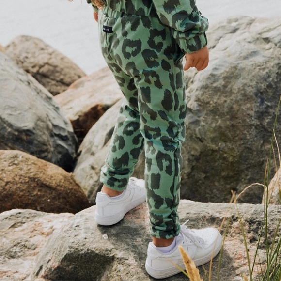 NWOT! Minikid unisex green Leo pinched cheetah leopard animal print joggers 10 - Picture 9 of 10